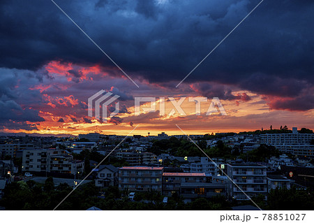 夕焼けと秩父を望む空の雲 78851027