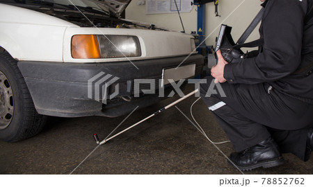 Inspector of the border service searches for 78852762