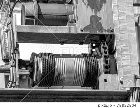 Strong winch with large chain ready to see some action. 78852804