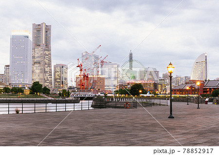 横浜ベイエリア　夕景　象の鼻パークとみなとみらい 78852917