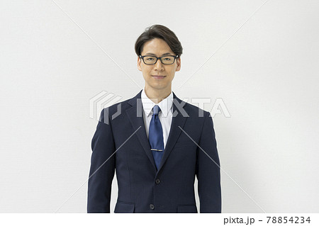 メガネをかけたスーツ姿の30代の男性　カメラ目線　ポートレート 78854234