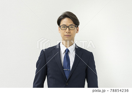 メガネをかけたスーツ姿の30代の男性　カメラ目線　ポートレート 78854236