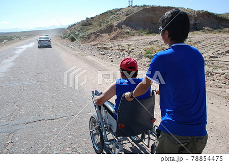 車椅子を押すボランディア 78854475
