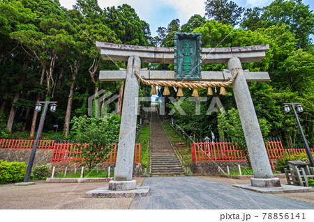 鹽竈神社の表参道の長い表坂と鳥居を望む 78856141
