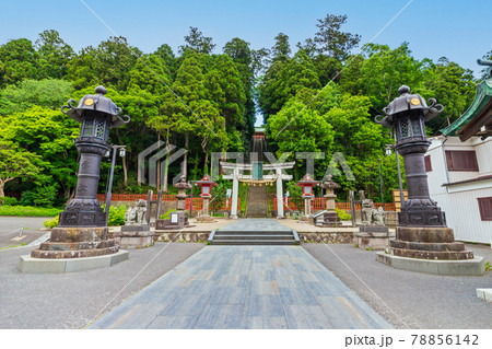 鹽竈神社の表参道の表坂階段と鳥居を望む 鹽竈神社の表参道の表坂階段と鳥居を望む 78856142