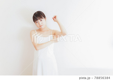 ダイエットをする若い女性 ダイエットをする若い女性 78856384
