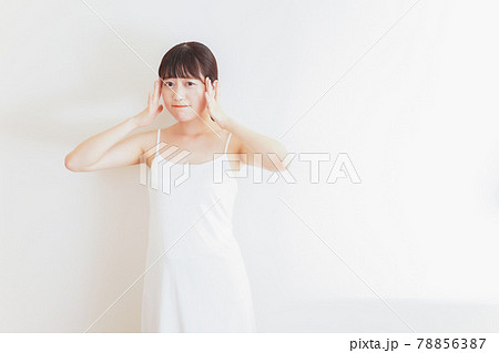 ダイエットをする若い女性 ダイエットをする若い女性 78856387