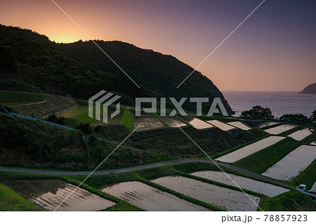 棚田の夕陽 78857923