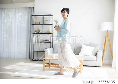 リビングの女性　 78858135