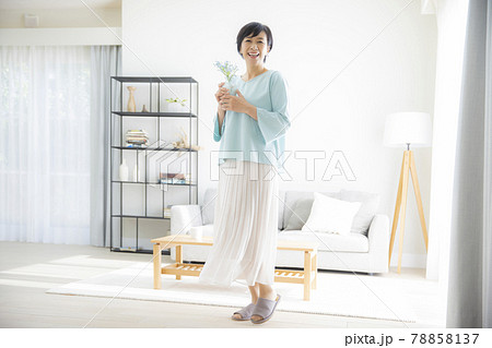 リビングの女性　 78858137