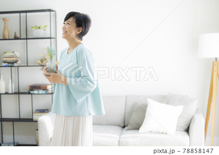 リビングの女性　 78858147