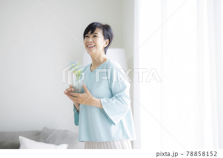 リビングの女性 リビングの女性 78858152