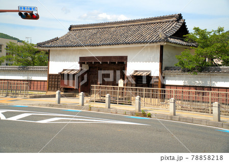 笠岡小学校正門として使用されている小田県庁の門2　岡山県笠岡市 78858218