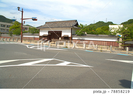 笠岡小学校正門として使用されている小田県庁の門1 岡山県笠岡市 笠岡小学校正門として使用されている小田県庁の門1 岡山県笠岡市 78858219