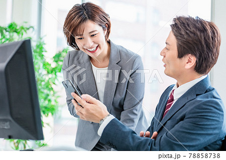 オフィスのデスクで打ち合わせをする上司と部下 78858738