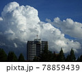 ビルの上に夕陽を浴びて発達する雲 78859439