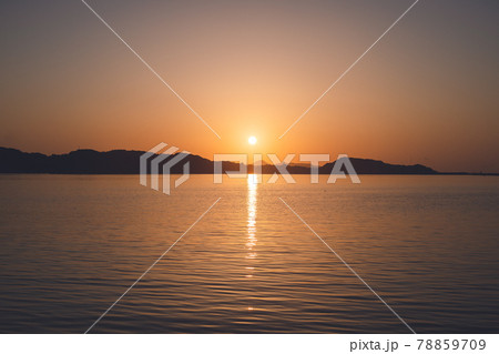 佐賀県唐津市呼子の海に沈む夕日と夕焼けの写真素材 [78859709] - PIXTA