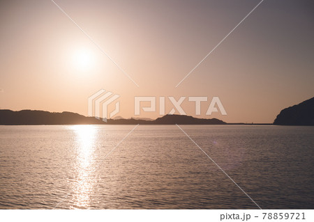 佐賀県唐津市呼子の海に沈む夕日と夕焼け 78859721