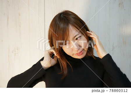 女性：耳鳴り，騒音イメージ 78860312