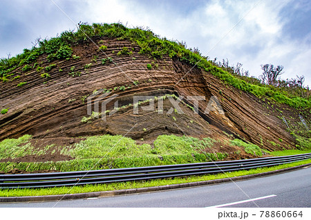 東京都大島町にある見事な地層の地層切断面 東京都大島町にある見事な地層の地層切断面 78860664