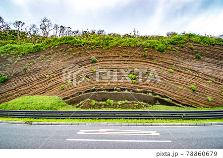 東京都大島町にある見事な地層の地層切断面 東京都大島町にある見事な地層の地層切断面 78860679