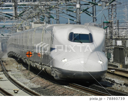 小田原駅を通過するN700系東海道新幹線 78860739