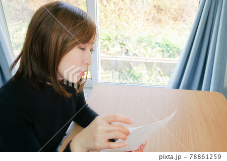 女性:書類確認イメージ 女性:書類確認イメージ 78861259