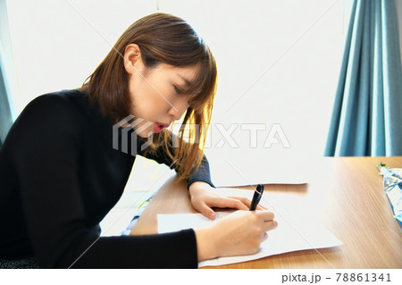 女性：契約書にサインをするイメージ 78861341