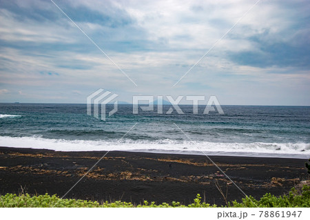 東京都大島町にある黒砂のロングビーチの砂の浜の風景 78861947