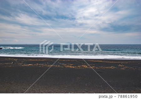 東京都大島町にある黒砂のロングビーチの砂の浜の風景 東京都大島町にある黒砂のロングビーチの砂の浜の風景 78861950