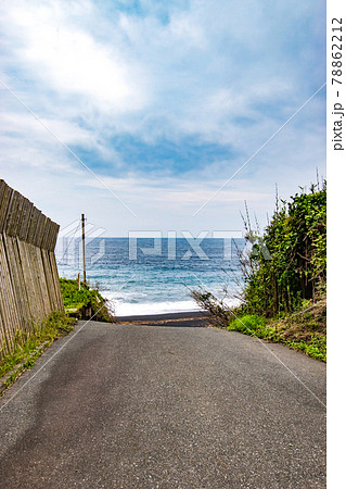 東京都大島町にある黒砂のロングビーチの砂の浜の風景 東京都大島町にある黒砂のロングビーチの砂の浜の風景 78862212