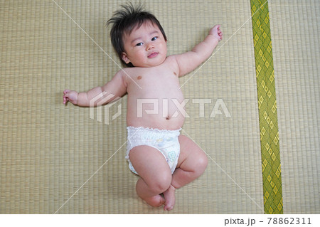 裸で両手を広げる赤ちゃん 裸で両手を広げる赤ちゃん 78862311