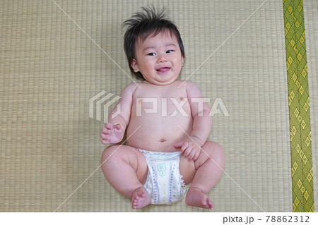 裸でにこやかな顔をする赤ちゃん 裸でにこやかな顔をする赤ちゃん 78862312