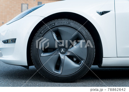 テスラのホイールタイヤ左 78862642