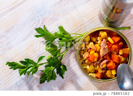 Milanese salad with tuna and vegetables 78865162