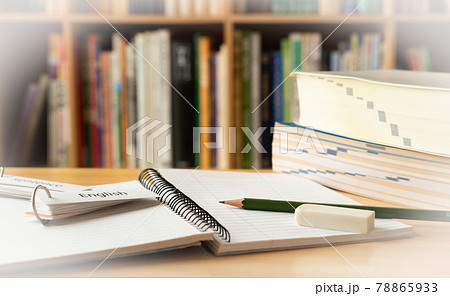 ノートと辞書と単語カードと本棚　本　勉強　学習　教育 78865933