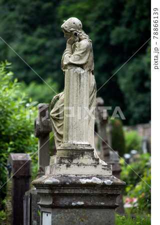 View of the virgin mary statue on tomb in a cemetery 78866139