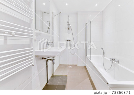 Bathtub and faucet Bathtub and faucet 78866371
