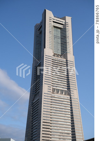 ランドマークタワーと朝焼け 78866765