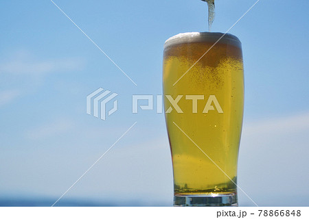 ビール注ぐ 青空 ビール注ぐ 青空 78866848