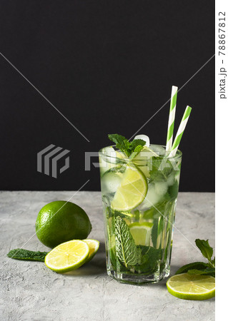Refreshing summer mojito cocktail with ice cubes, fresh mint and lime. 78867812