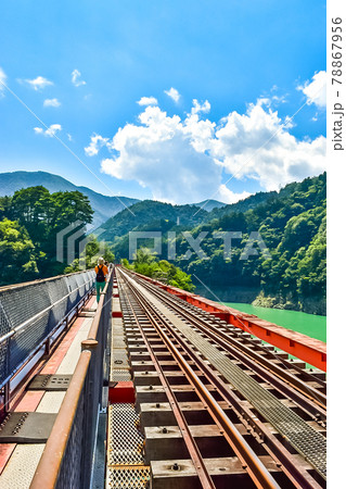 静岡県榛原郡川根本町にある大井川鐡道井川線の駅の奥大井湖上駅周辺の風景 78867956
