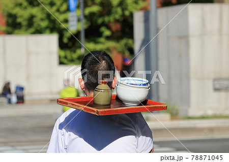 お蕎麦屋さんの出前　どんぶりの引き取り　後ろ姿 78871045