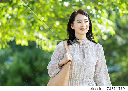 ミドル女性 旅行 ポートレート 78871539