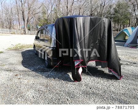 キャンプ場でにて車を使ってテントを干す キャンプ場でにて車を使ってテントを干す 78871705