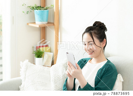 スマホを見る若い女性 78873695