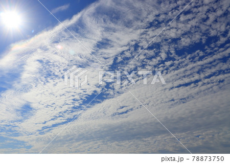 朝の太陽と雲のある青空 78873750