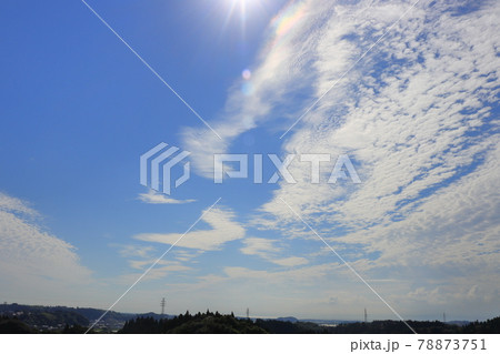 朝の太陽と雲のある青空 78873751