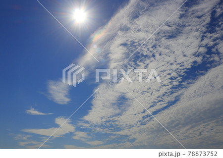 朝の太陽と雲のある青空 78873752