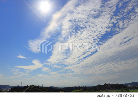 朝の太陽と雲のある青空 78873753